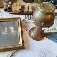 Antico vaso ottone ed antico quadro foto antica