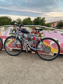 Bicicletta con motore a scoppio