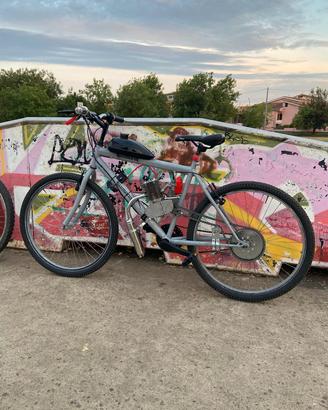 Bicicletta con motore a scoppio
