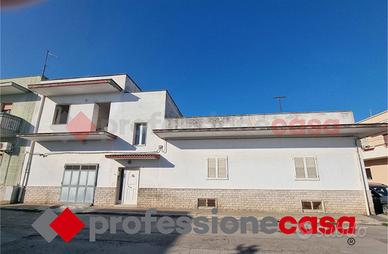 Casa indipendente con cortile e garage