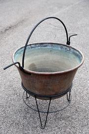 Caldera in rame vintage capiente e ornamentale.