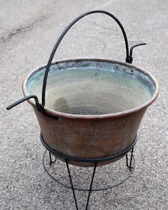 Caldera in rame vintage capiente e ornamentale.
