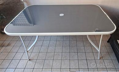 Tavolo completo di sedie
