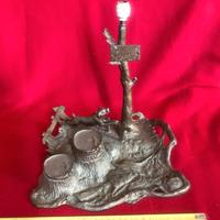 antico calamaio con lampada in metallo