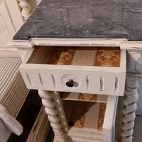 comodino in noce laccato