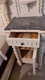 comodino in noce laccato