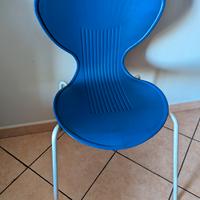  Tre sedie blu