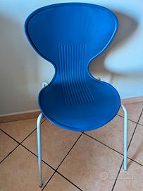  Tre sedie blu