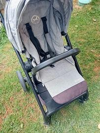 Passeggino grigio chiaro con telaio nero – Cybex B