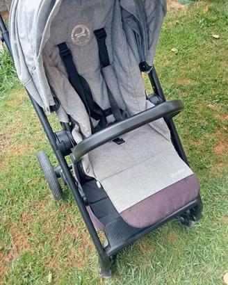 Passeggino grigio chiaro con telaio nero – Cybex B