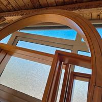Arco in legno colore tanganica.