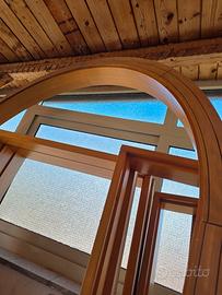 Arco in legno colore tanganica.