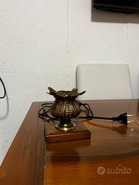 lampada in ottone con base in legno artigianale