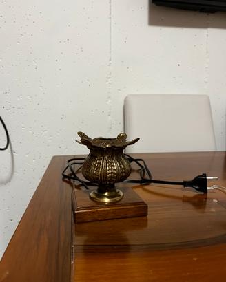 lampada in ottone con base in legno artigianale
