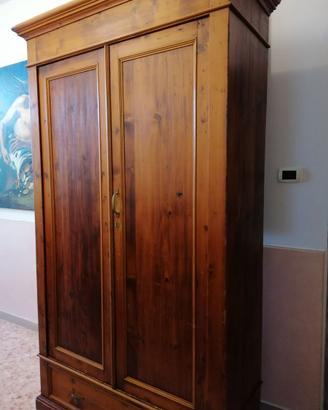 Armadio in legno grande e capiente