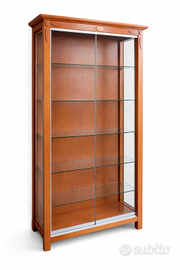 Vetrina in legno con mensole e ante scorrevoli in