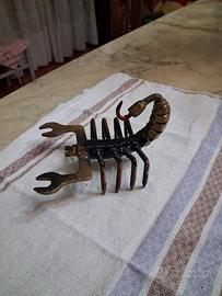 Scorpione metallico
