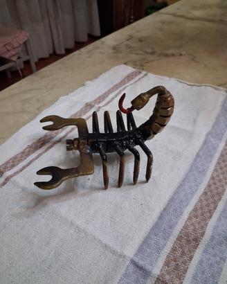 Scorpione metallico
