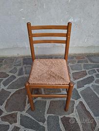 Sedie in legno (con seduta in paglia)