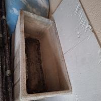 due vasi in cemento rettangolari