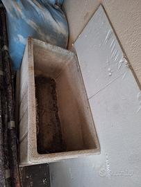 due vasi in cemento rettangolari