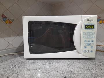 Forno Microonde Whirlpool.