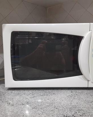 Forno Microonde Whirlpool.