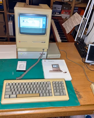 Apple Macintosh Plus da collezione. Completissimo