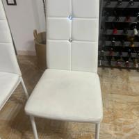 Sedie bianche con diamanti
