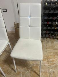 Sedie bianche con diamanti