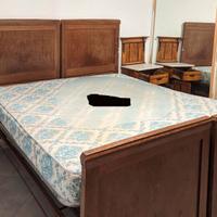 Letto d'epoca e coppia comodino