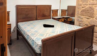 Letto d'epoca e coppia comodino