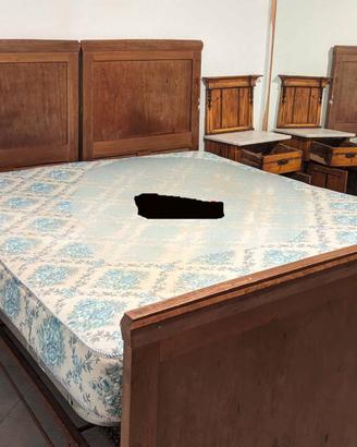 Letto d'epoca e coppia comodino
