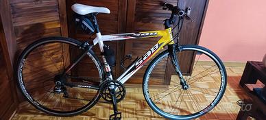 Bicicletta corsa trasformata in bici da turismo