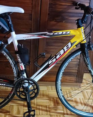 Bicicletta corsa trasformata in bici da turismo