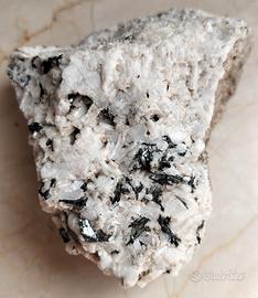 Ematite micacea, su adularia