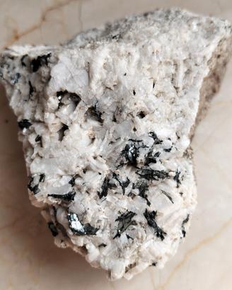 Ematite micacea, su adularia