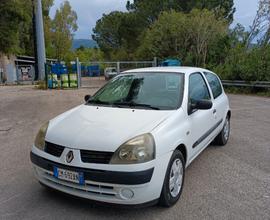 RENAULT Clio - 2004