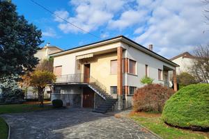 VILLA SINGOLA A BESANA IN BRIANZA