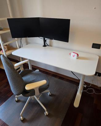 Scrivania IKEA ianca + sedia omaggio
