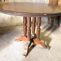 Tavolo in legno massiccio