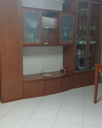Parete attrezzata con tavolo e sedie
