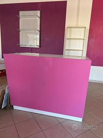 bancone cassa da negozio bianco e rosa