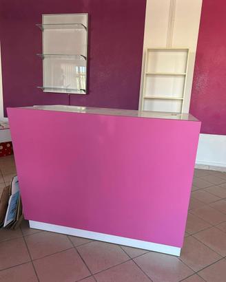 bancone cassa da negozio bianco e rosa