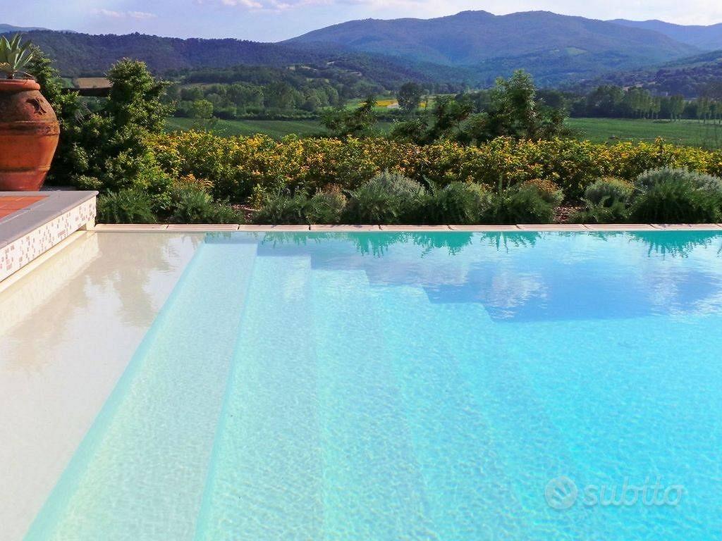 Rustico / Casale di 1600 m² con più di 5 locali e - Altro