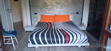 Letto matrimoniale e comodini laccati bianchi