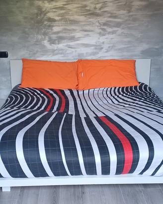 Letto matrimoniale e comodini laccati bianchi