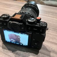 Fotocamera  Fuji X-T10 con  ottica  18-1