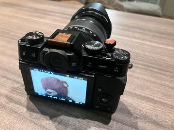 Fotocamera  Fuji X-T10 con  ottica  18-1