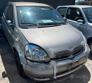 TOYOTA YARIS per ricambi usati